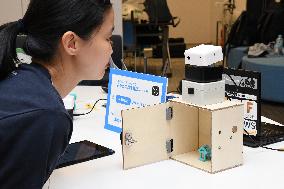 PLEN Robotics' assistant robot "PLEN Cube".